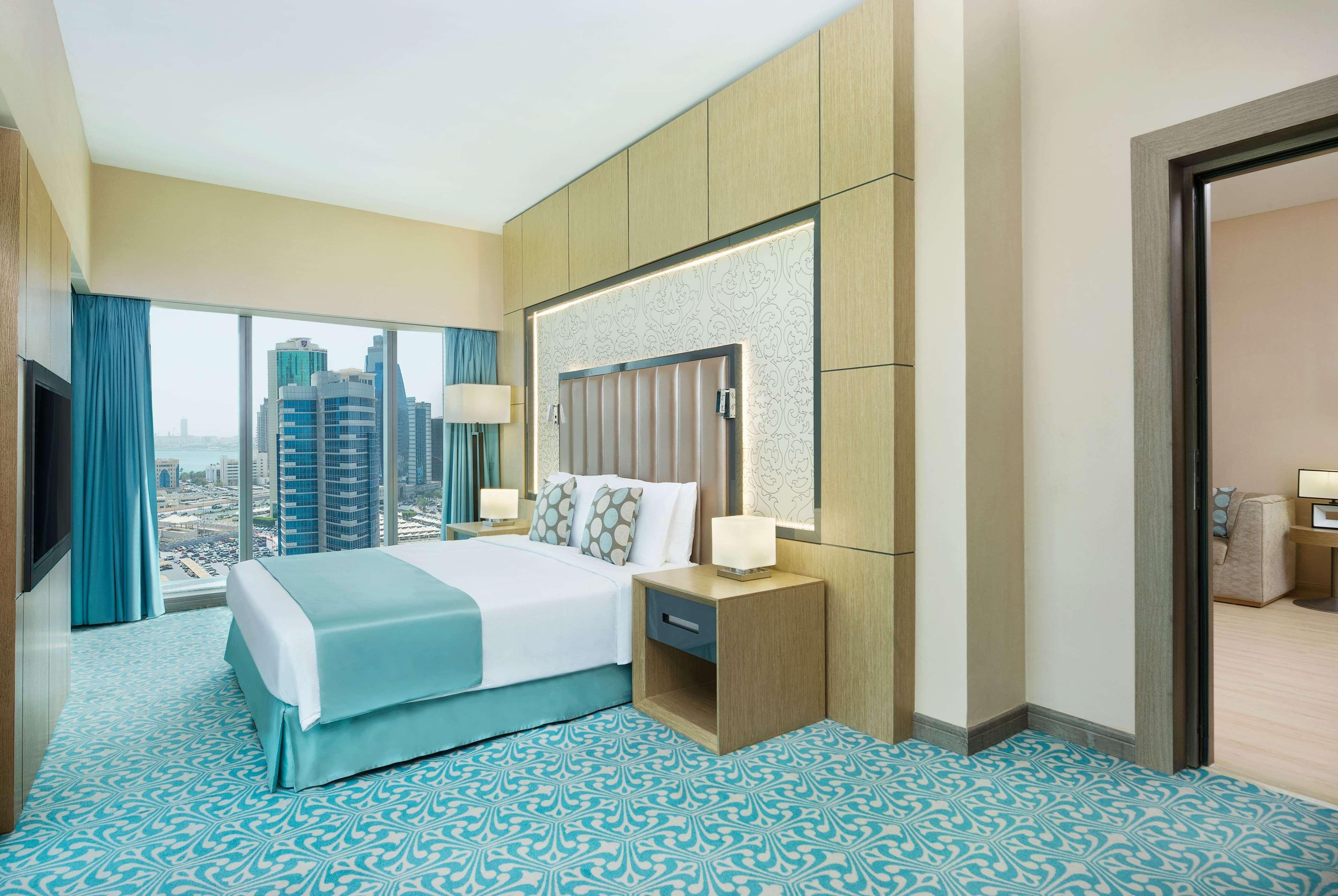 윈덤 도하 웨스트 베이 호텔 외부 사진 A bedroom at the hotel