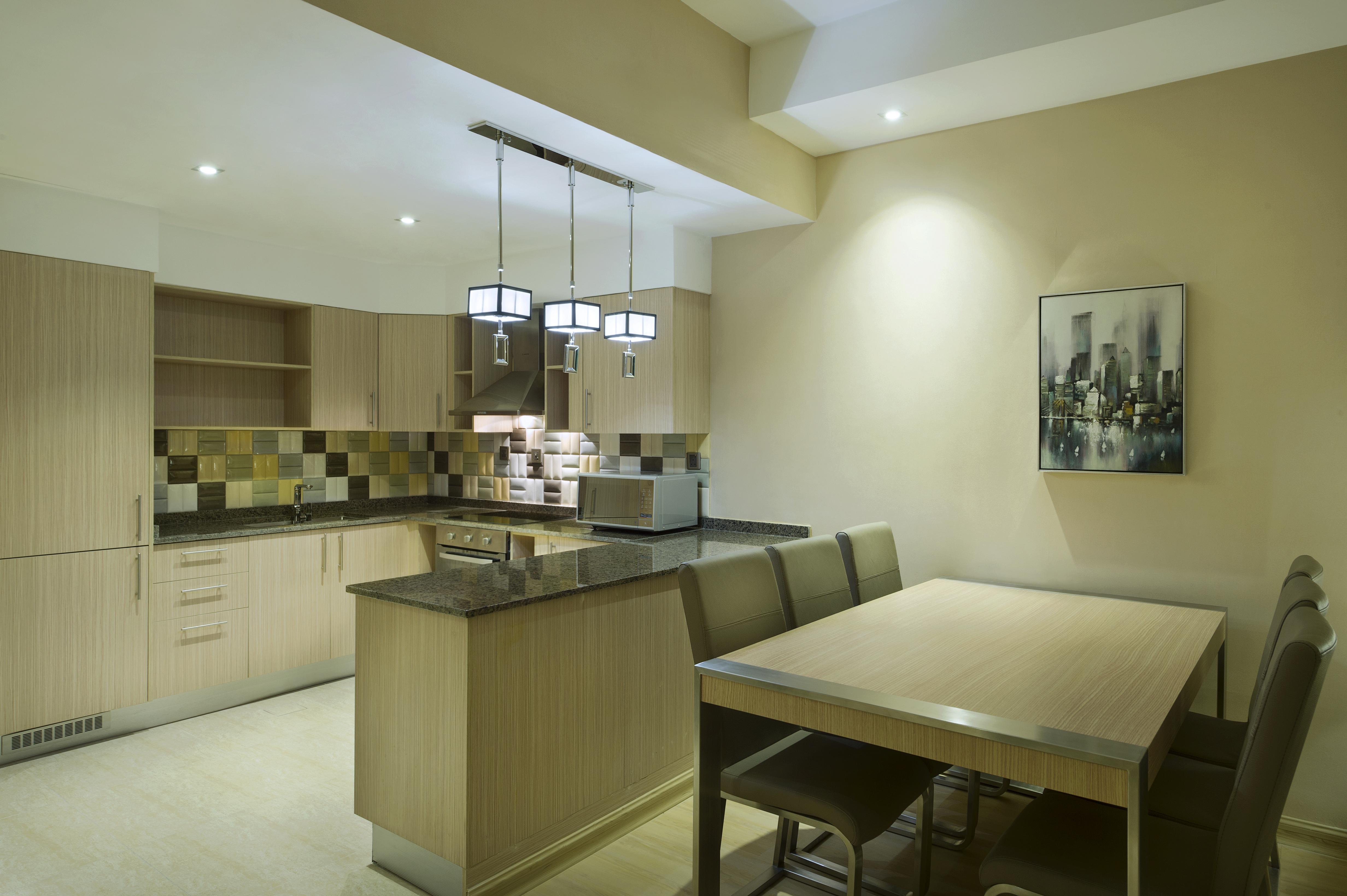 윈덤 도하 웨스트 베이 호텔 외부 사진 A kitchen in a serviced apartment in Dubai