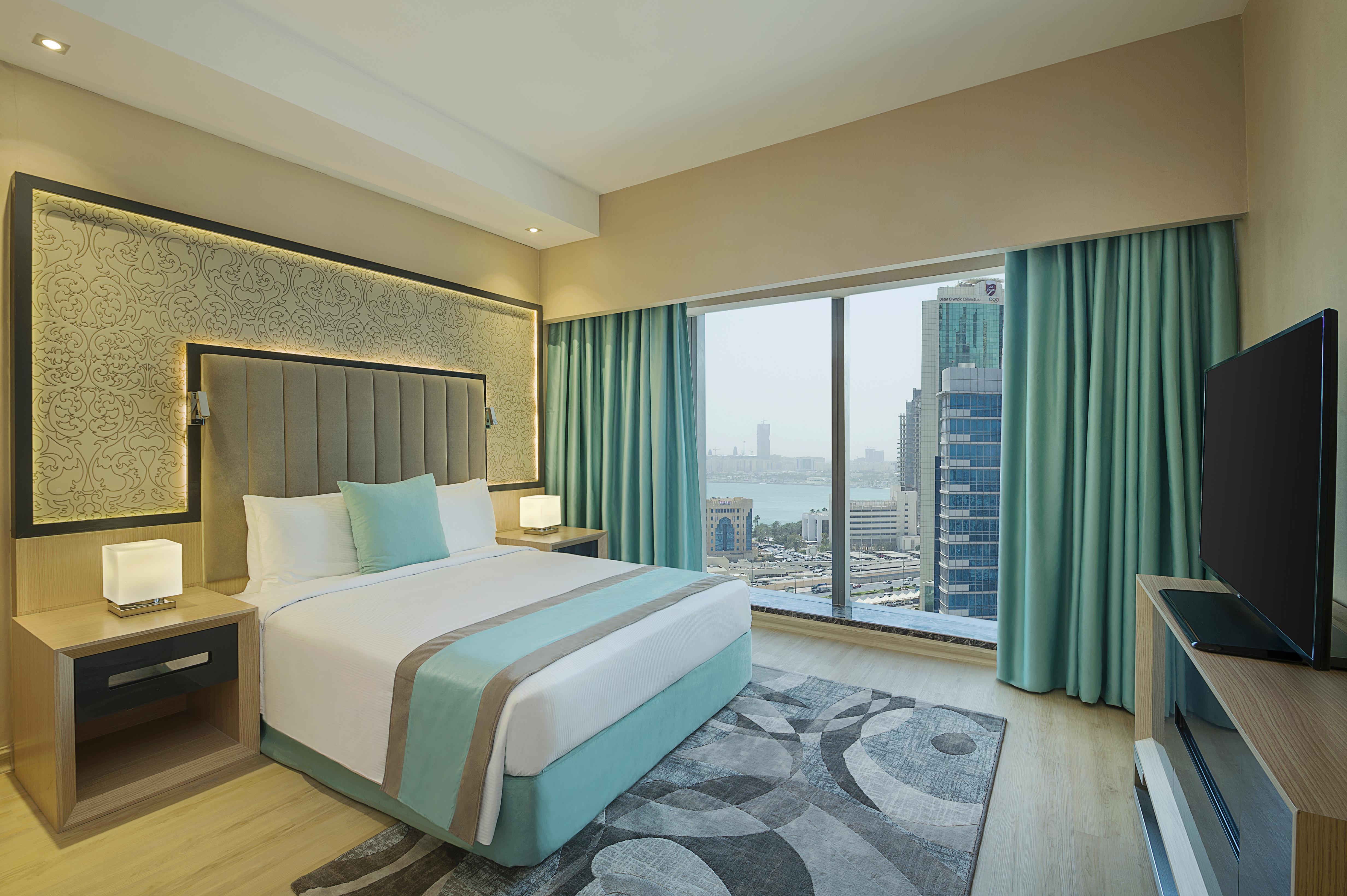 윈덤 도하 웨스트 베이 호텔 외부 사진 A bedroom at the hotel