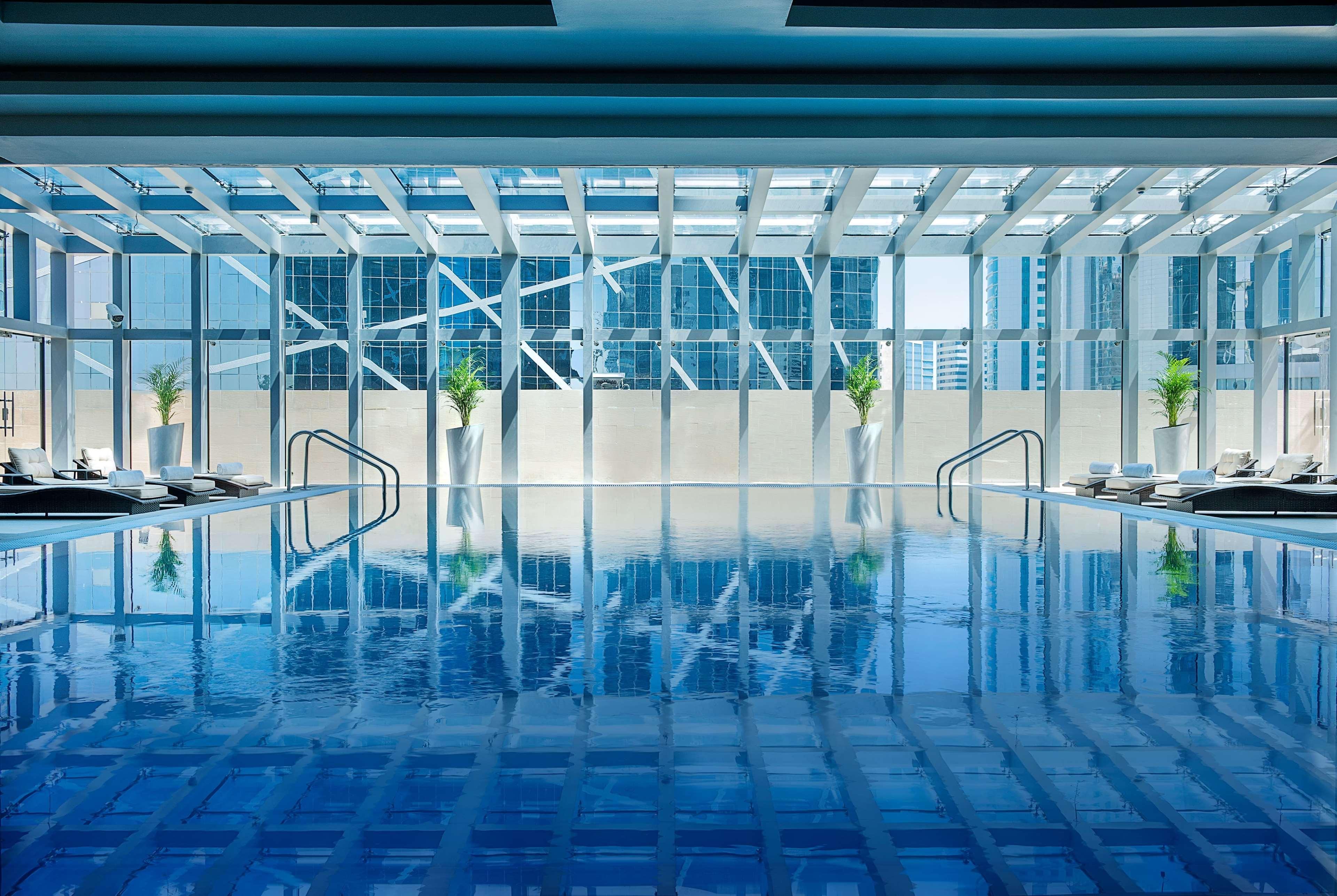 윈덤 도하 웨스트 베이 호텔 외부 사진 The pool at the Ritz-Carlton, Dubai