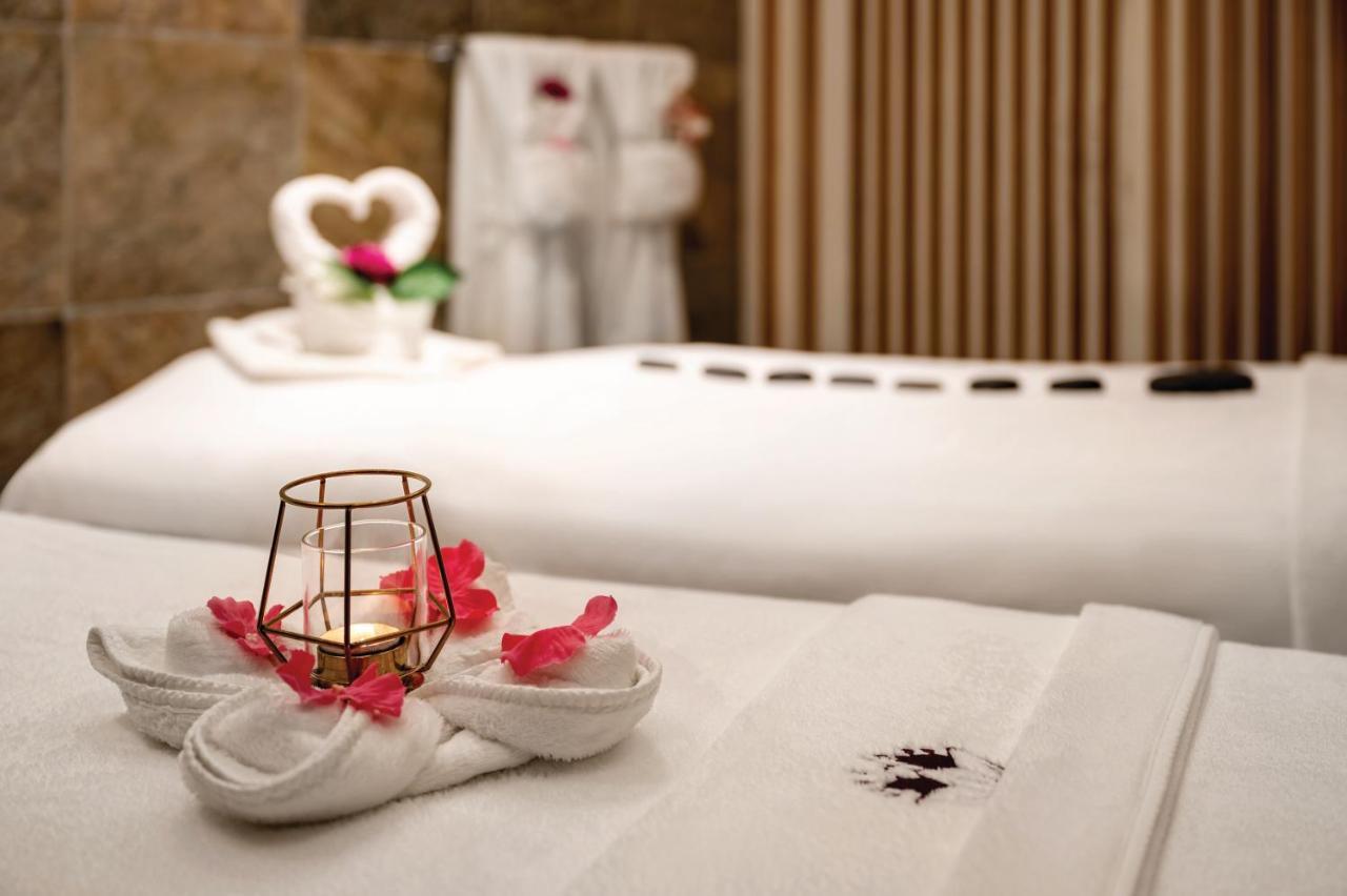윈덤 도하 웨스트 베이 호텔 외부 사진 Spa at the hotel