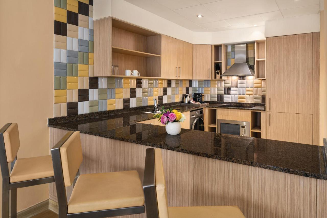 윈덤 도하 웨스트 베이 호텔 외부 사진 A kitchen in a typical apartment