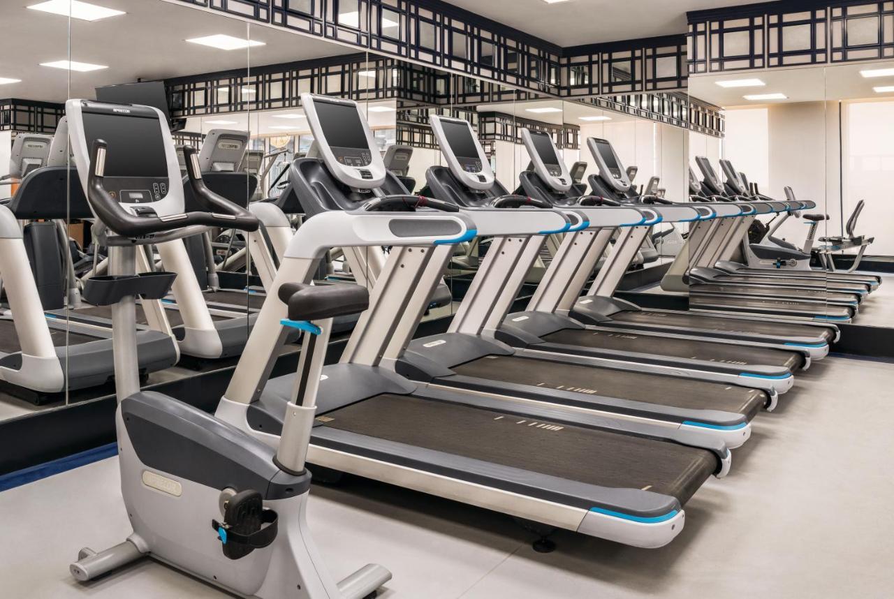 윈덤 도하 웨스트 베이 호텔 외부 사진 A row of treadmills