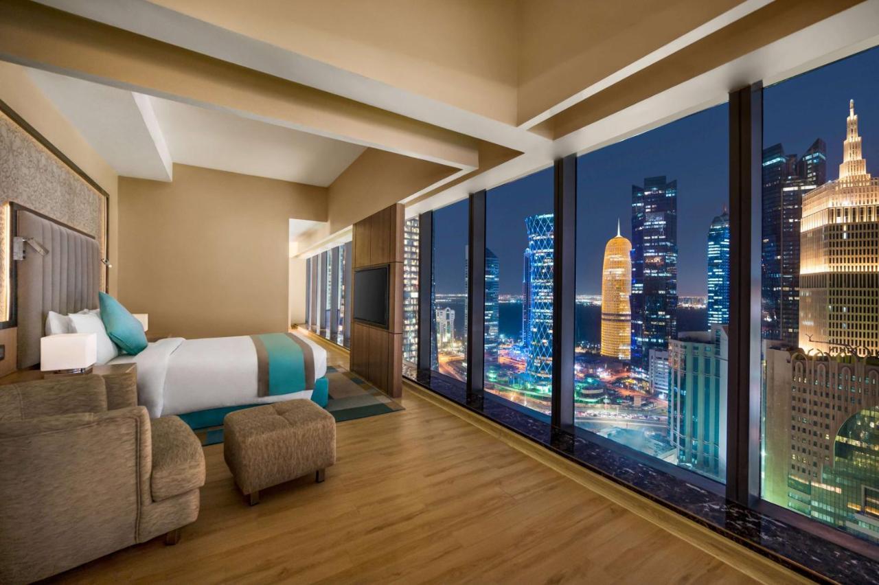윈덤 도하 웨스트 베이 호텔 외부 사진 A bedroom at the hotel