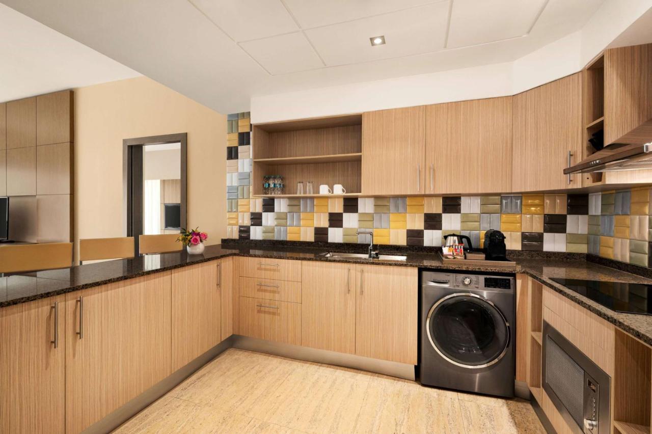 윈덤 도하 웨스트 베이 호텔 외부 사진 A typical kitchen in a residential apartment