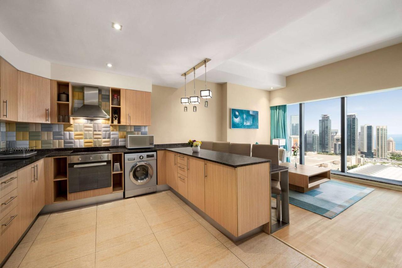 윈덤 도하 웨스트 베이 호텔 외부 사진 A typical apartment interior