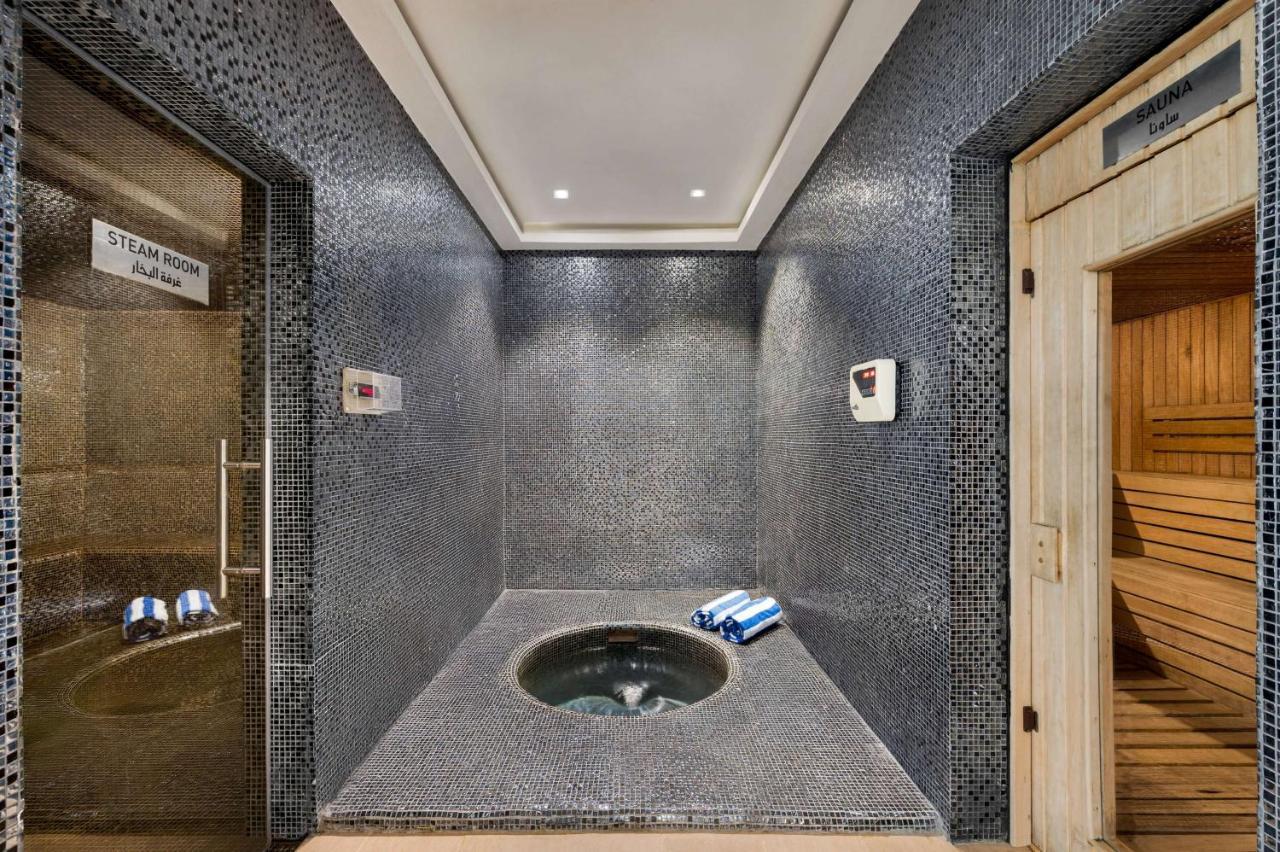 윈덤 도하 웨스트 베이 호텔 외부 사진 A modern steam room