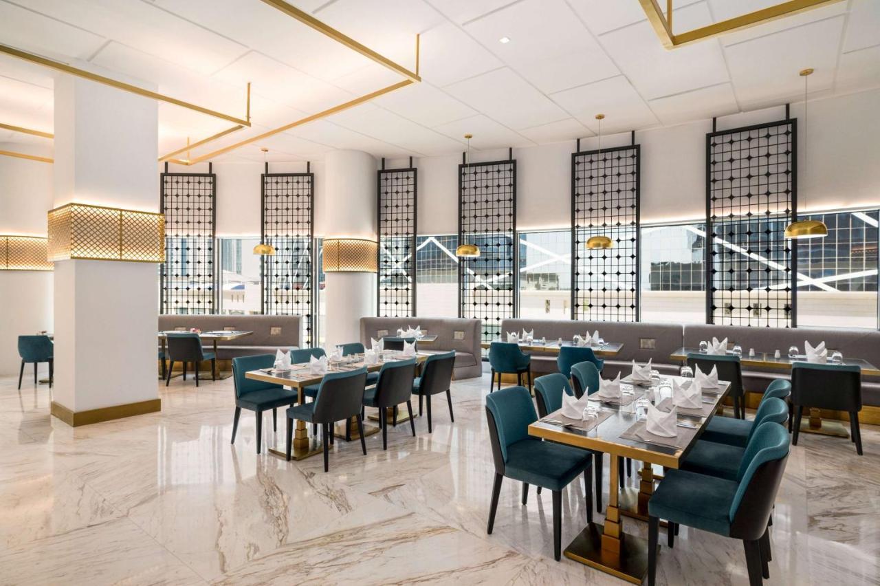 윈덤 도하 웨스트 베이 호텔 외부 사진 The interior of the restaurant