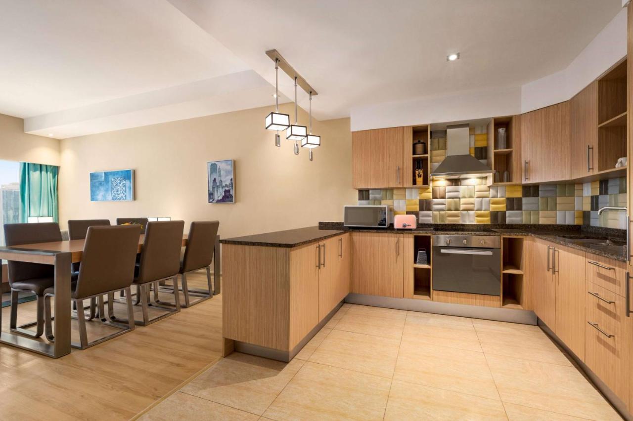 윈덤 도하 웨스트 베이 호텔 외부 사진 A typical kitchen in a serviced apartment
