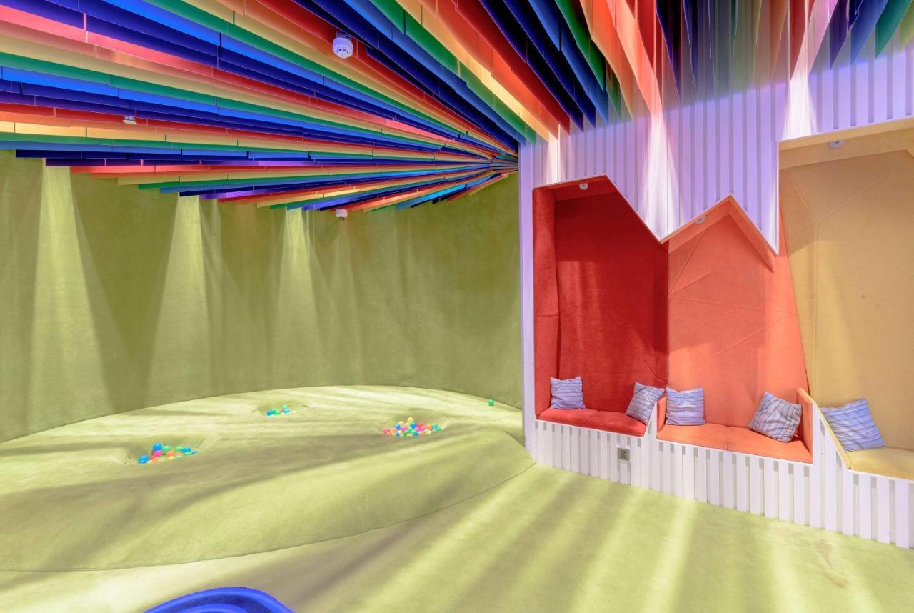 윈덤 도하 웨스트 베이 호텔 외부 사진 The interior of the Rainbow Room