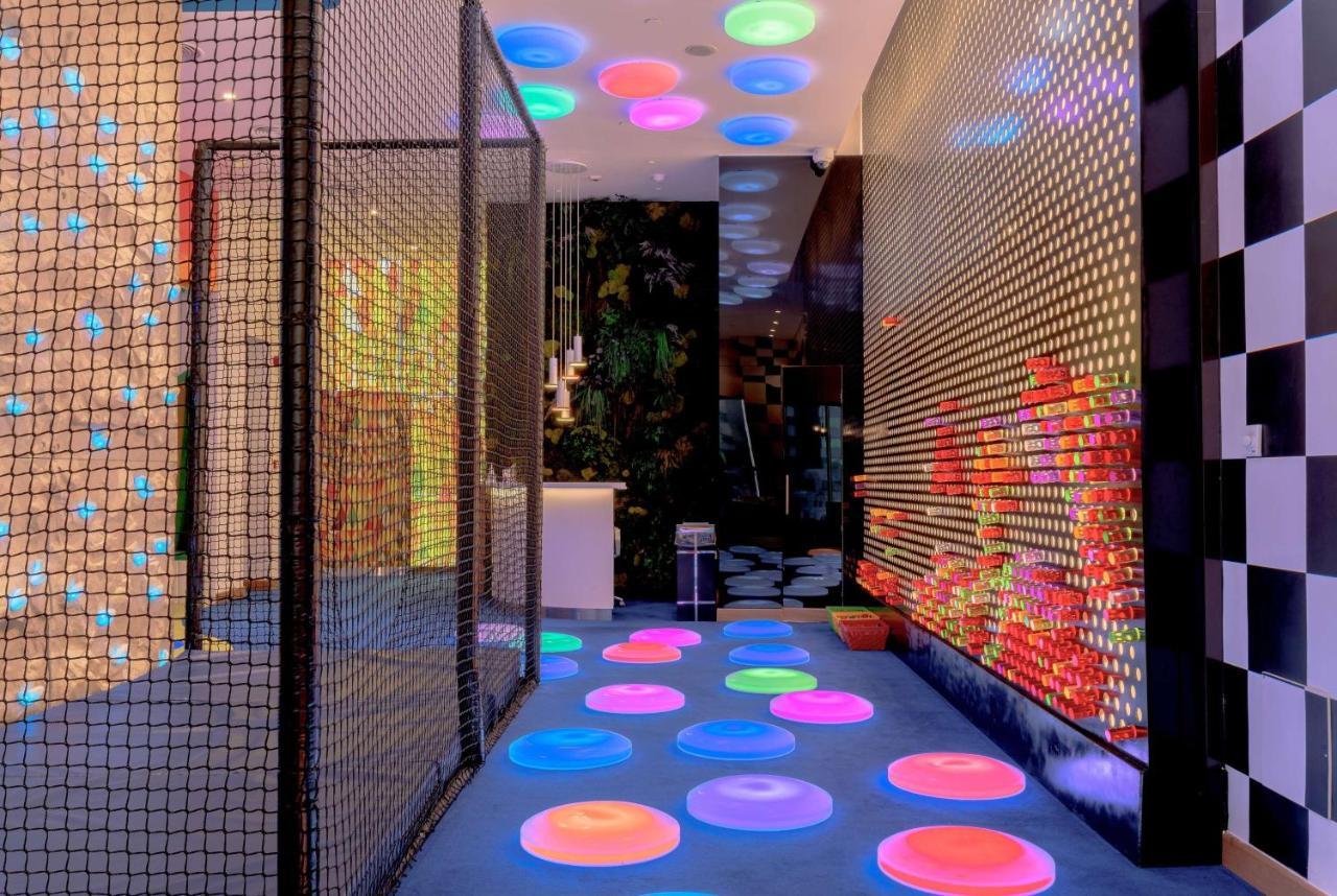 윈덤 도하 웨스트 베이 호텔 외부 사진 The interior of the hotel