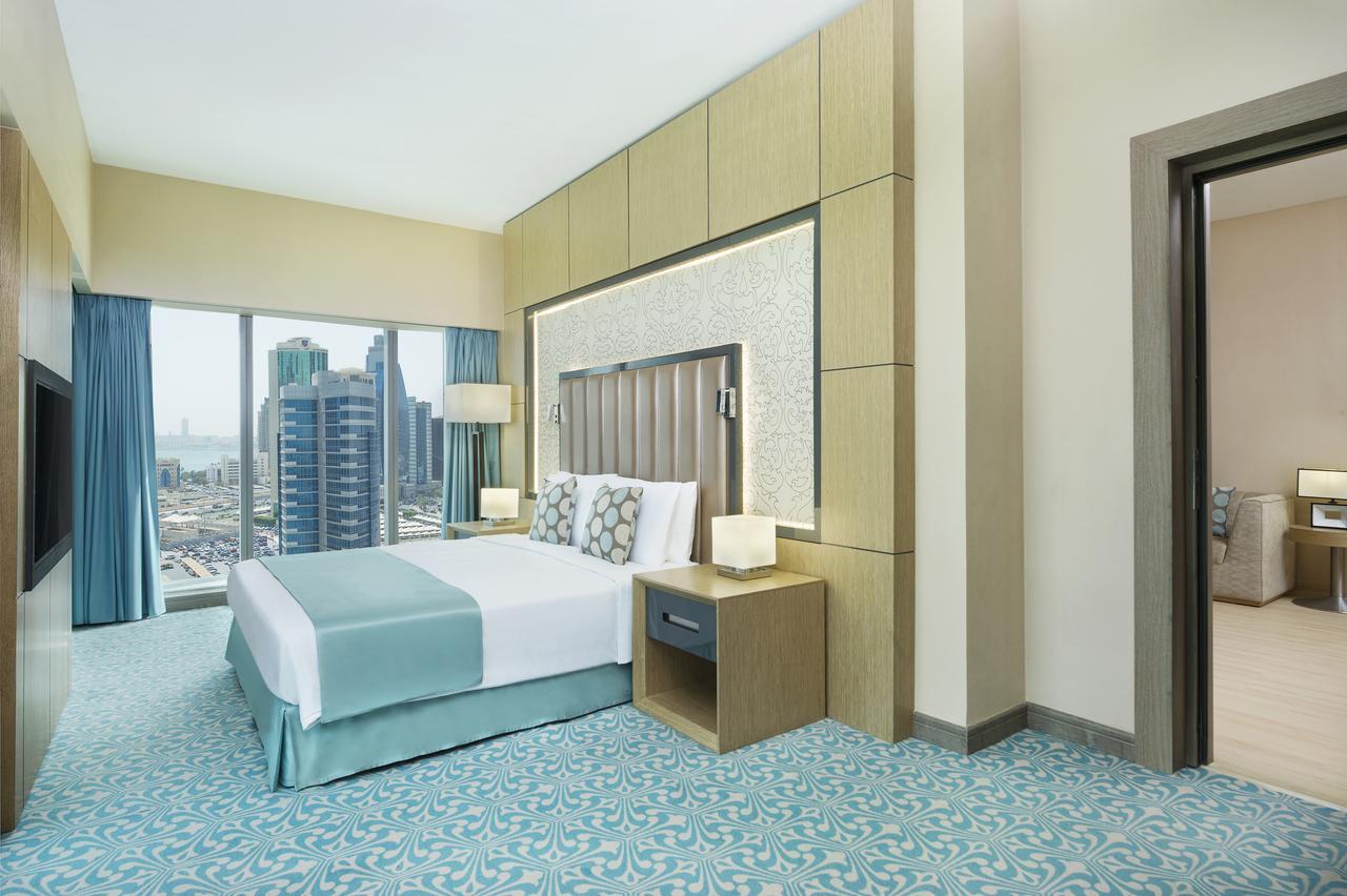 윈덤 도하 웨스트 베이 호텔 외부 사진 A bedroom at the hotel