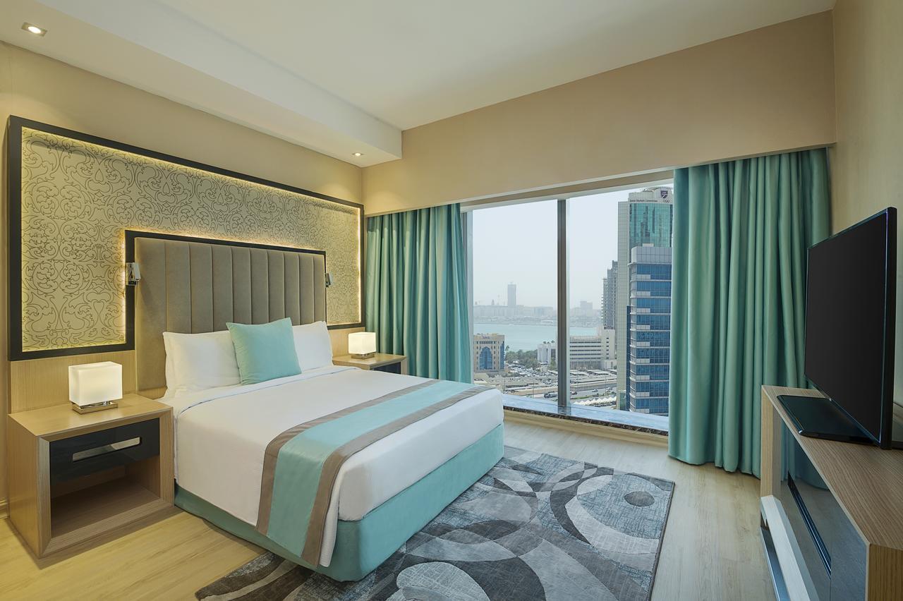 윈덤 도하 웨스트 베이 호텔 외부 사진 A bedroom at the hotel