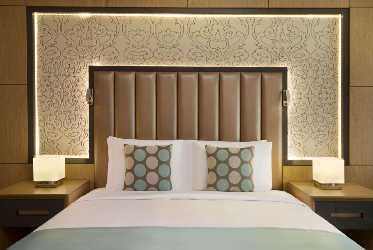 윈덤 도하 웨스트 베이 호텔 외부 사진 A bedroom at the hotel